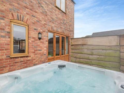 Hot tub | Lake View 1 - Grange Farm Park, Louth