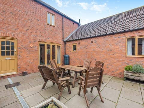 Sitting-out-area | Walnut Cottage - Grange Farm Park, Louth