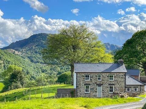 Exterior | The Farmhouse at Gelli Newydd - Gelli Newydd Farm Cottages, Llanrwst