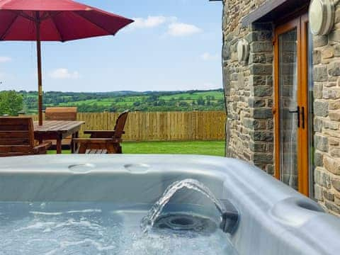 Hot tub | Yr Hen Beudy, Tregaron