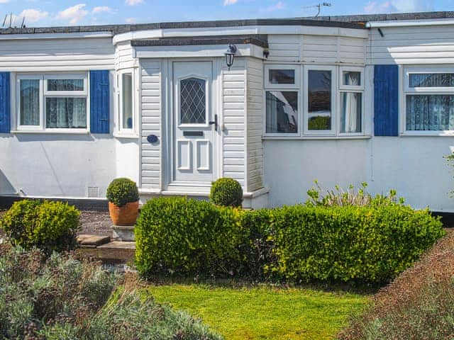 Exterior | Seagull Cottage, Pagham, near Bognor Regis