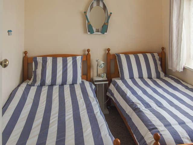 Twin bedroom | Seagull Cottage, Pagham, near Bognor Regis