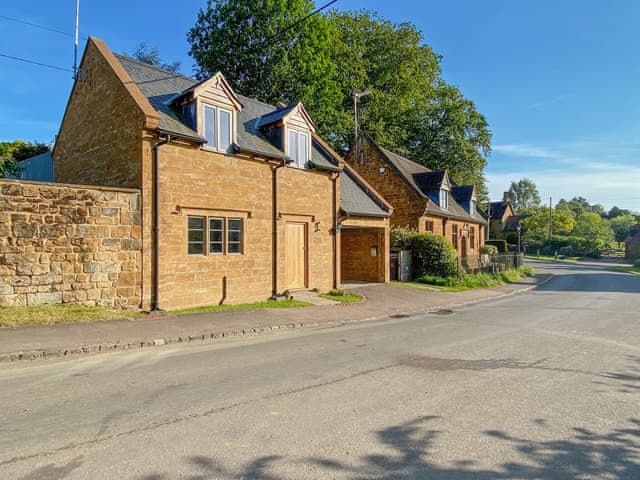 Lovely detached cottage | Finch Cottage, Farnborough, near Banbury
