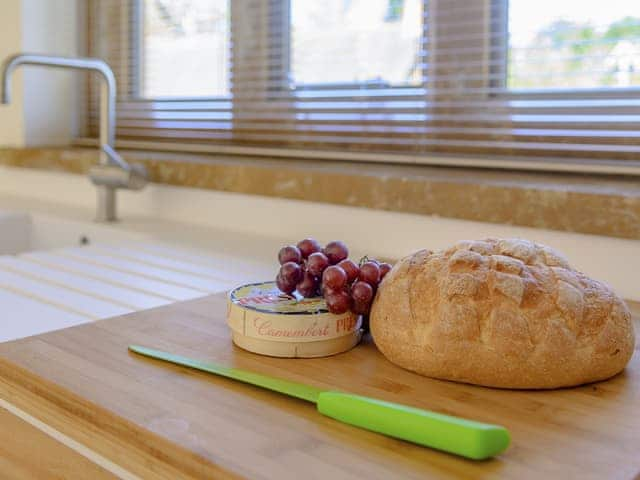 Tastefully modern kitchen area | Finch Cottage, Farnborough, near Banbury