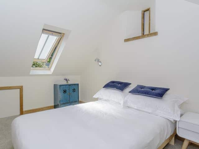 Comfortable double bedroom | Finch Cottage, Farnborough, near Banbury