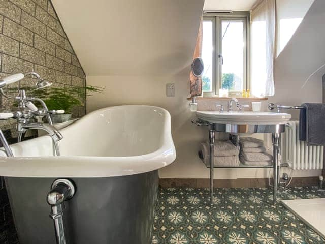 Family bathroom with slipper bath | Finch Cottage, Farnborough, near Banbury