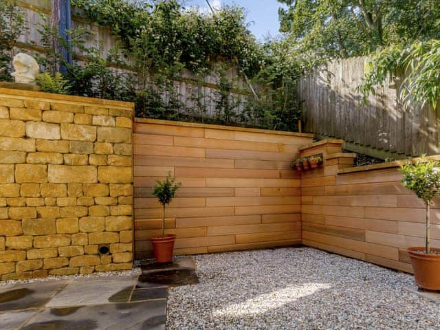 Charming courtyard area | Finch Cottage, Farnborough, near Banbury