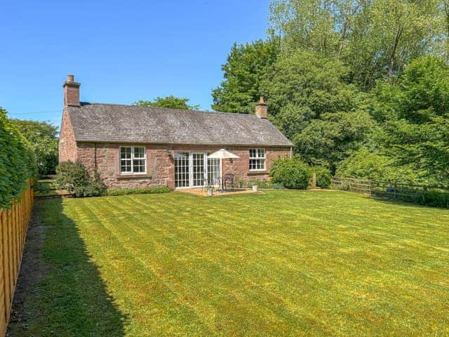 Garden | Curlew Cottage - Strathisla Farm Cottages, Meigle