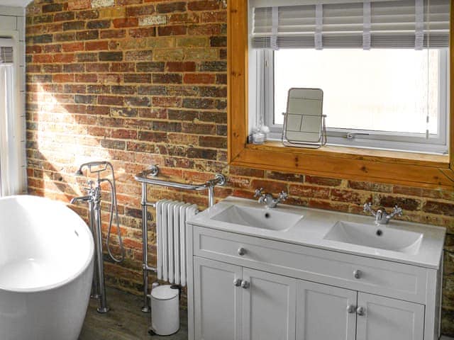 Bathroom | Longford Cottage, Havenstreet