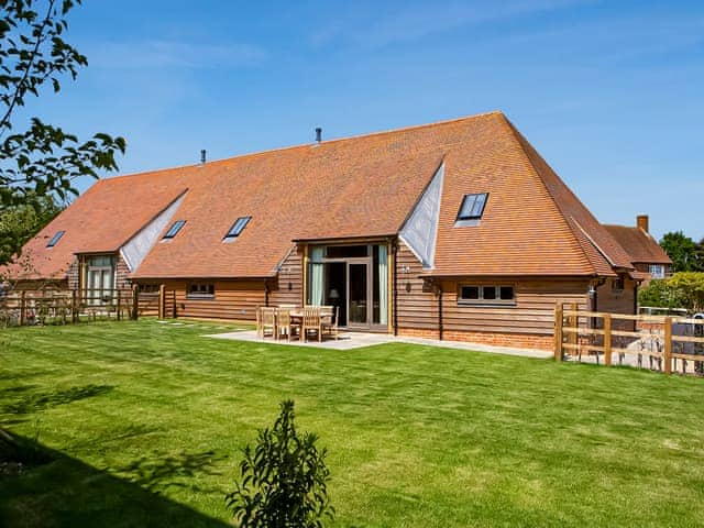 Garden | Hatchers Barn - Fishers Farm Barns, Shefford Woodlands Near Hungerford