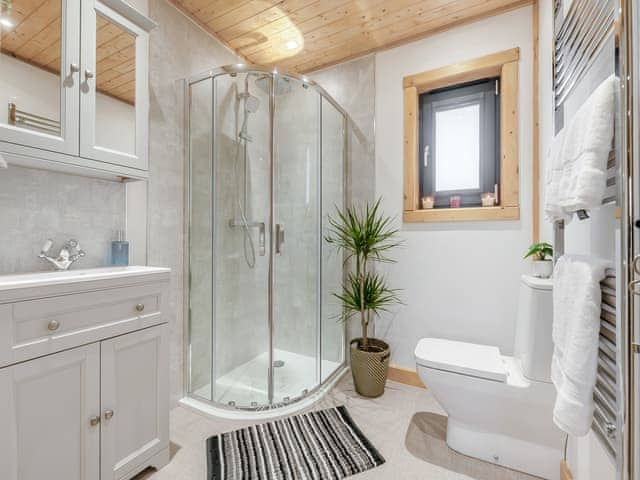 En-suite | Alpaca Lodge, Grantham