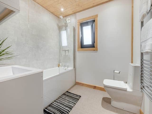 Bathroom | Alpaca Lodge, Grantham