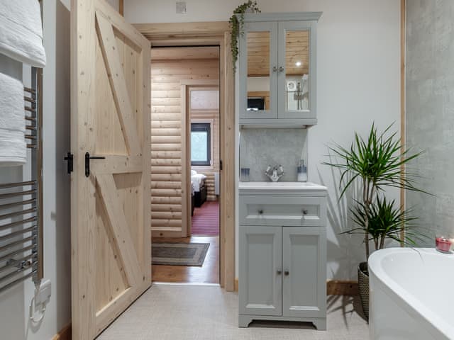 Bathroom | Alpaca Lodge, Grantham