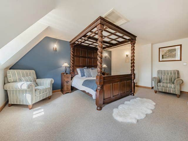 Four Poster bedroom | Ellen Cottage, Fulbrook, near Chipping Norton