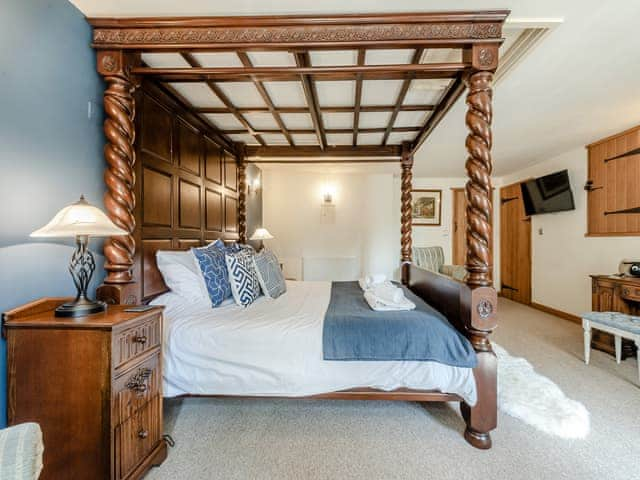 Four Poster bedroom | Ellen Cottage, Fulbrook, near Chipping Norton