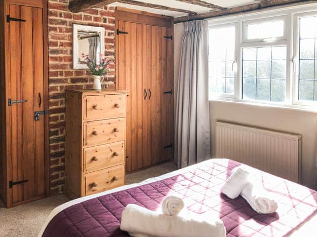 King/twin bedroom | Beehive Cottage, Tenterden