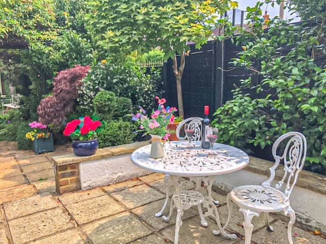 Sitting-out-area | Beehive Cottage, Tenterden