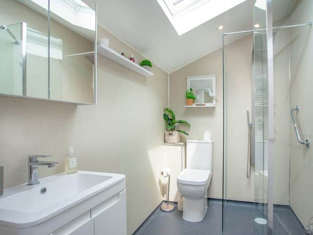 Bathroom | Railway Cottage, Camelford