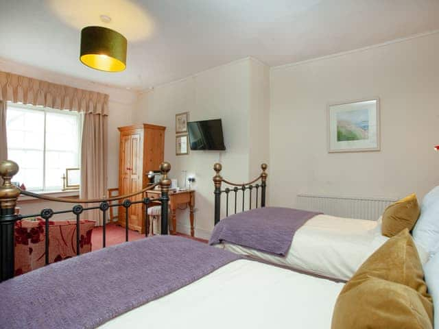 Twin bedroom | Sycamore - Lifton Hall, Lifton