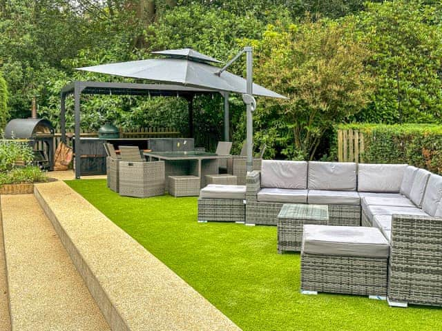 Sitting-out-area | The Pool House, Farnham Common, near Beaconsfield