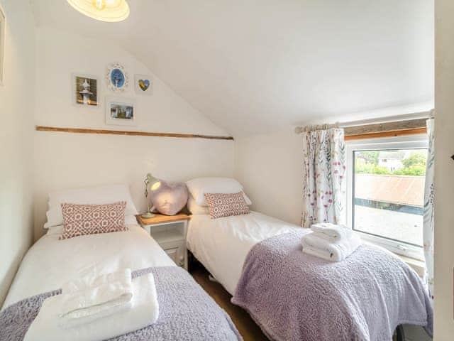 Twin bedroom | Heartwarming Cottage - Heart Cottages, Wickham Market