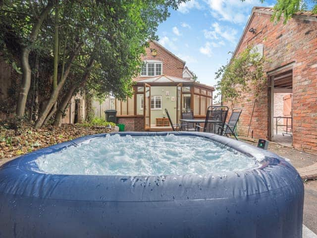 Jacuzzi | Dovedale Cottage, Coningsby, near Lincoln