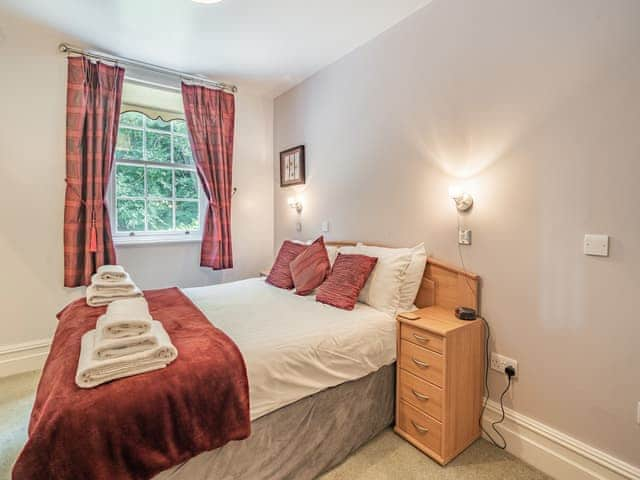 Elegantly decorated double bedroom with en-suite bathroom | Apartment 14, Silverdale, near Arnside