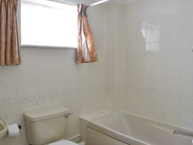 Family bathroom | Smugglers Haunt - Anchor Cottages, Hope Cove, near Kingsbridge