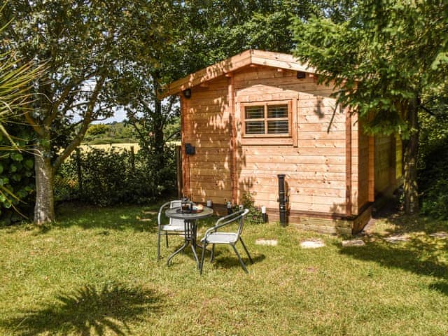 Garden | Pottles Retreat - Pottles Barn Holiday Cottages, Surlingham