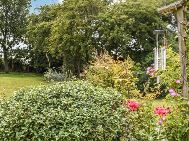 Garden | Pottles Retreat - Pottles Barn Holiday Cottages, Surlingham