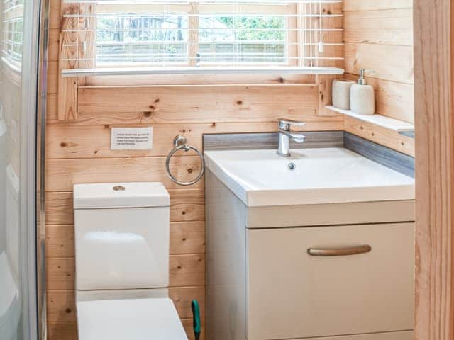 Bathroom | Pottles Retreat - Pottles Barn Holiday Cottages, Surlingham