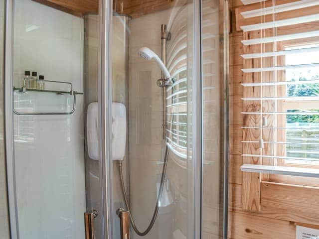 Shower room | Pottles Retreat - Pottles Barn Holiday Cottages, Surlingham