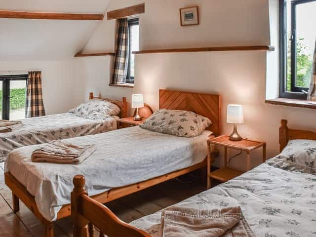 Triple bedroom | Oak Barn, Metton