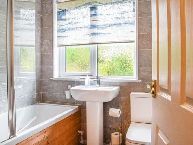 Bathroom | Oaklea Cottage, Windermere