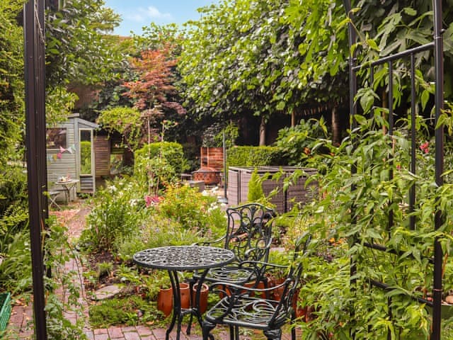 Sitting-out-area | Cobblers Cottage, Petworth, near Arundel