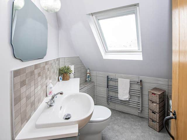 Family bathroom with shower over bath | The Weaning Shed, Huggate, near York