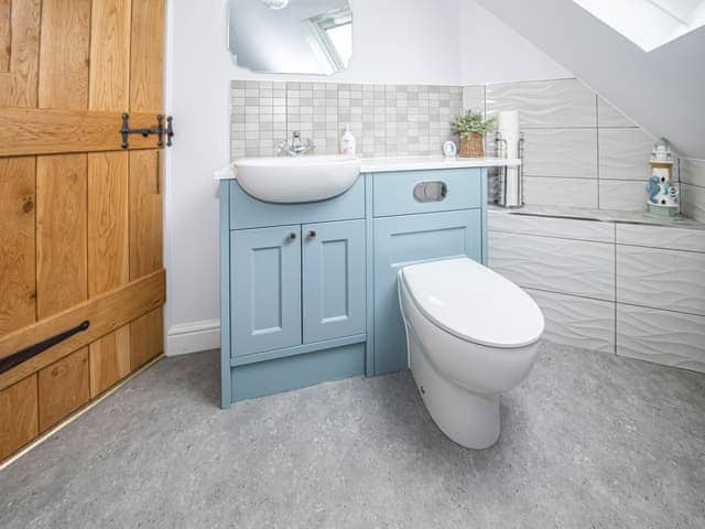 Family bathroom with shower over bath | The Weaning Shed, Huggate, near York