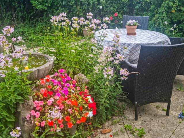 Sitting-out-area | Marsh Cottage, Stockbridge