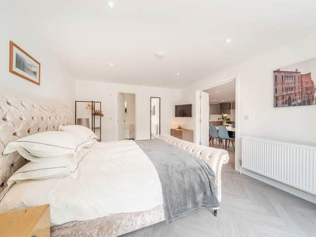 Double bedroom | The Pool House, Farnham Common, near Beaconsfield