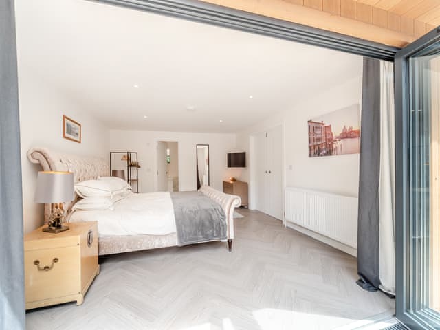 Double bedroom | The Pool House, Farnham Common, near Beaconsfield