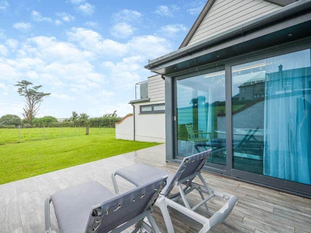 Sitting-out-area | Sun Seeker - Wooldown Holiday Cottages, Bude