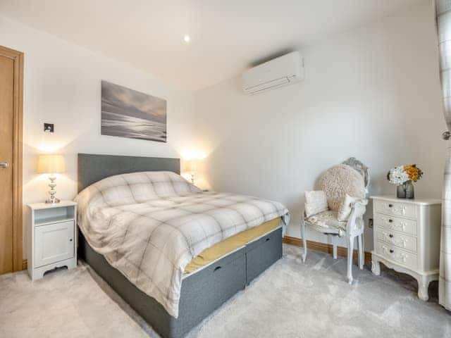 Kingsize bedroom | The Hideaway, Chapel St. Leonards, near Skegness