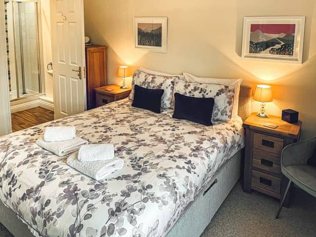 Double bedroom with en-suite  | 2 Greta Grove House - Greta Grove Apartments, Keswick