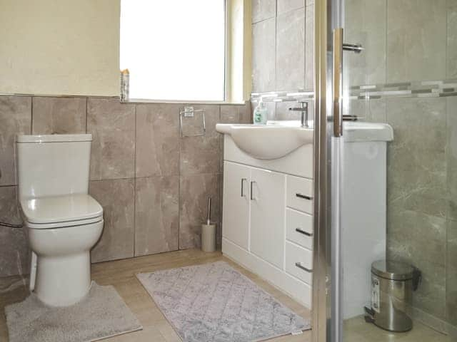 Shower room | Sandbeck Cottage, Skegness