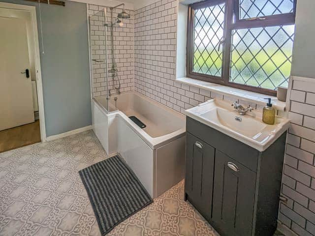 Bathroom | Pixies Wood Cottage, Ludham