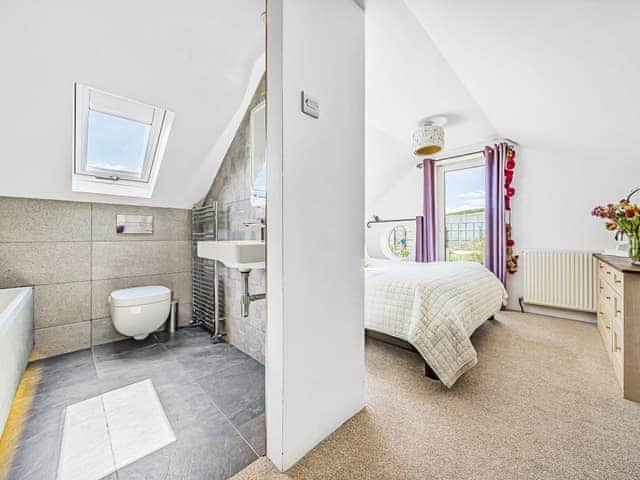 En-suite to master bedroom | Pentire, Holbeton, near Ivybridge