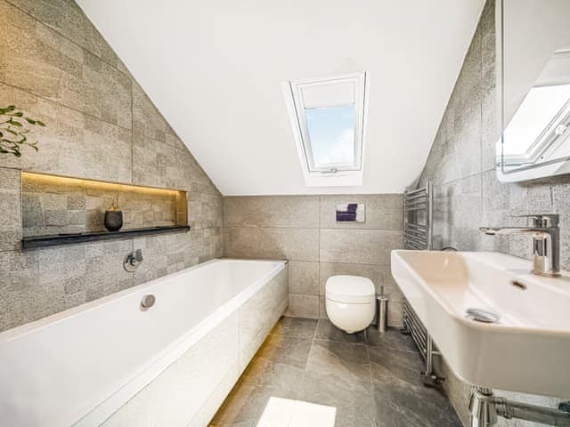 Beautifully presented bathroom | Pentire, Holbeton, near Ivybridge