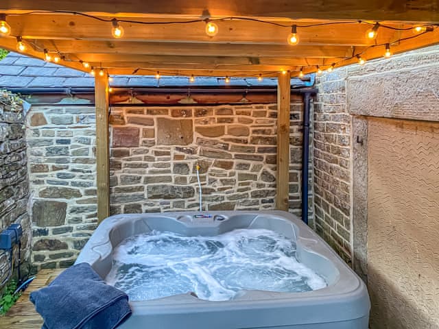 Hot tub | Basin Cottage - Basin Retreats, Whaley Bridge