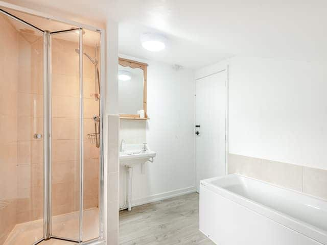 Bathroom | Peaceful Farmhouse - Mossop Farm Cottages, Marshchapel, near Louth