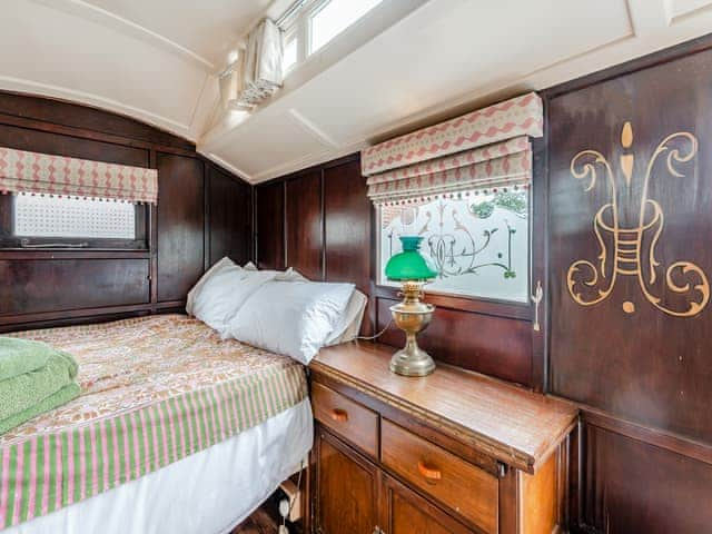 Double bedroom in the Showman&rsquo;s Wagon | Peaceful Travelers Rest - Mossop Farm Cottages, Marshchapel, near Louth